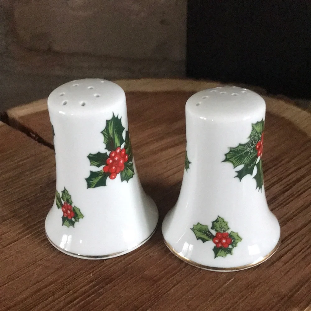 VTG Lefton Porcelain Handpainted Holiday Holly & Berries Salt and Pepper Shakers
